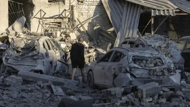 Al menos cuatro muertos en un ataque ruso con drones en la región ucraniana de Járkov 1 En la foto, Residentes locales este jueves en el lugar de un ataque ruso con misiles en una zona residencial en Kiev