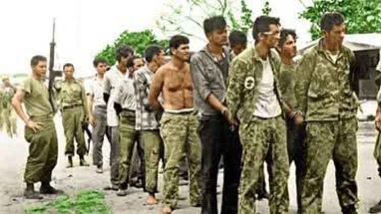 En la foto, miembros de la Brigada 2506 prisioneros