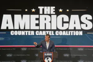 En la foto, El secretario de Defensa de Estados Unidos, Pete Hegseth, durante el foro de la Coalición de las Américas Contra los Cárteles, el miércoles 12 de agosto de 2026, en Ciudad de Panamá
