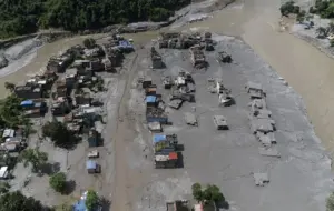 En la foto, Vista aérea de viviendas dañadas en la aldea de Delight tras una inundación repentina, en el distrito de Nuwakot (Nepal)