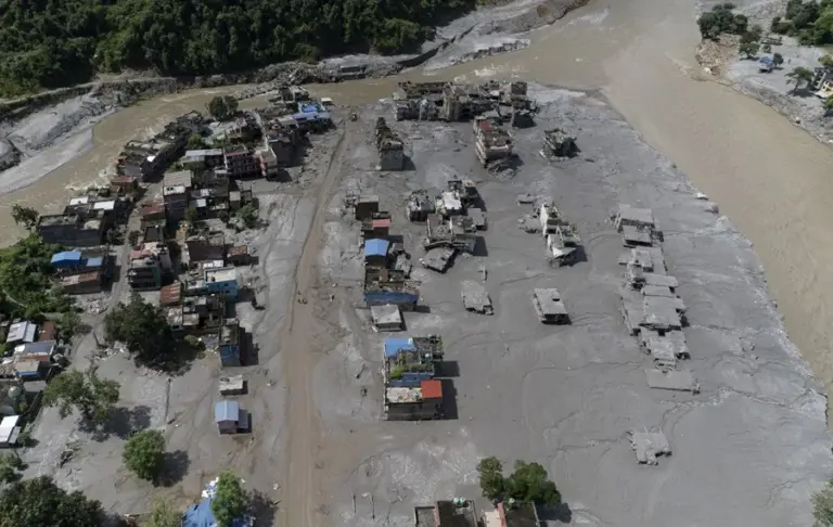Nepal sube a 626 la cifra de muertos y a 2.426 los desaparecidos por la riada 2 En la foto, Vista aérea de viviendas dañadas en la aldea de Delight tras una inundación repentina, en el distrito de Nuwakot (Nepal)