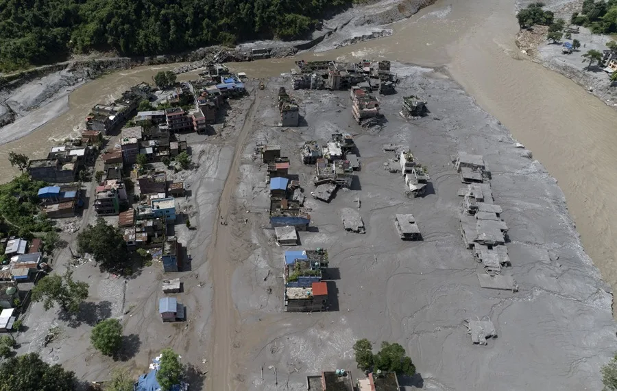 En la foto, Vista aérea de viviendas dañadas en la aldea de Delight tras una inundación repentina, en el distrito de Nuwakot (Nepal)