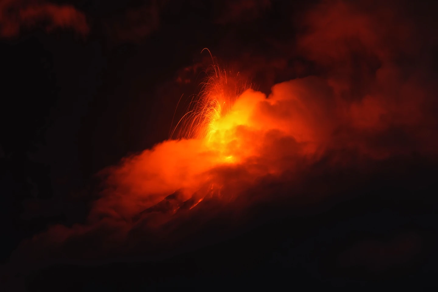 Guatemala evacua aldeas debido a la erupción del volcán Fuego 1 En la foto, flujo de lava saliendo del cráter del volcán de fuego este 4 de agosto