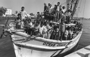 En la foto, "gusanos" salen de Cuba por el Puerto del Mariel