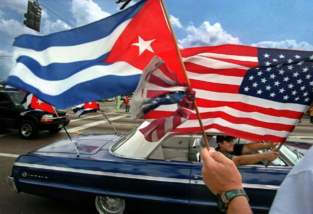 En la foto, banderas cubanas y de EEUU