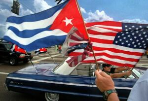 En la foto, banderas cubanas y de EEUU