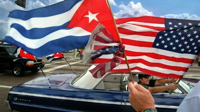 La política de la carambola 1 En la foto, banderas cubanas y de EEUU