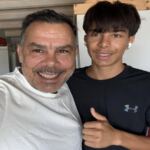 En la foto, el autor y su hijo mayor