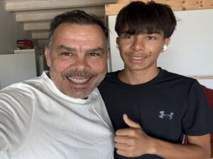 En la foto, el autor y su hijo mayor
