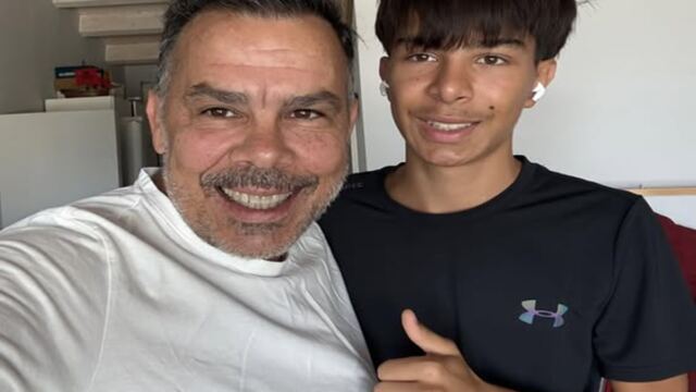 En la foto, el autor y su hijo mayor