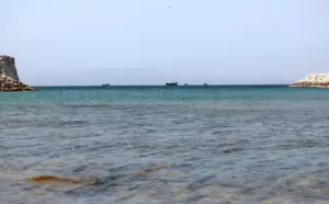 En la foto, barcos navegando por el estrecho de Ormuz, vistos desde Omán