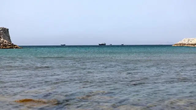 Trump insiste en que el estrecho de Ormuz es un «nuevo territorio estadounidense» 1 En la foto, barcos navegando por el estrecho de Ormuz, vistos desde Omán