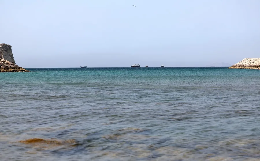En la foto, barcos navegando por el estrecho de Ormuz, vistos desde Omán