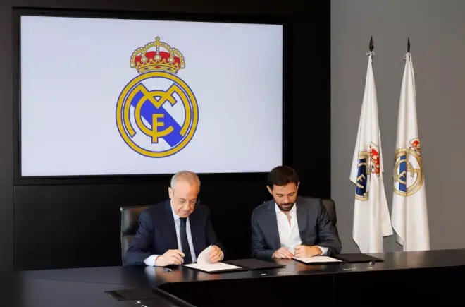 En la foto, Bernardo Silva y Florentino Pérez