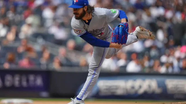 En la foto, el abridor de los Azulejos, Dylan Cease