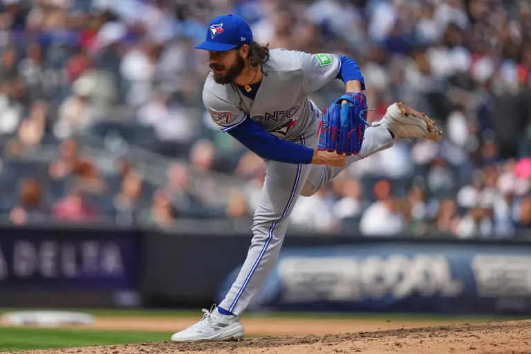 En la foto, el abridor de los Azulejos, Dylan Cease