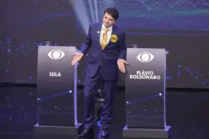 En la foto, El candidato presidencial brasileño Renan Santos reacciona ante la ausencia de los candidatos Luiz Inácio Lula da Silva y Flavio Bolsonaro en el primer debate electoral, este domingo, en Sao Paulo (Brasil)