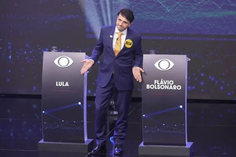 En la foto, El candidato presidencial brasileño Renan Santos reacciona ante la ausencia de los candidatos Luiz Inácio Lula da Silva y Flavio Bolsonaro en el primer debate electoral, este domingo, en Sao Paulo (Brasil)