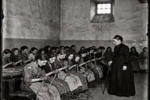 En la foto, mujeres deshilachando cuerdas