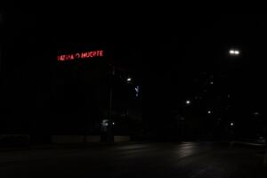 En la foto, un letrero de "Patria o Muerte", lo único encendido en medio de un apagón