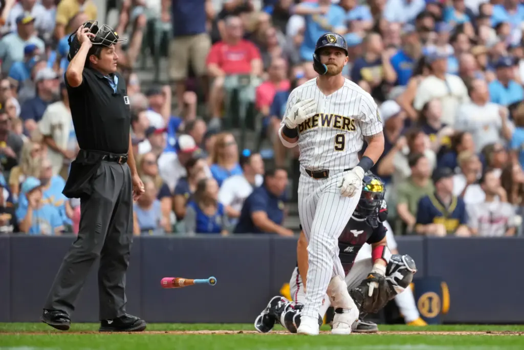 Bauers rompe el empate con jonrón y los Cerveceros vencen a los Bravos 2 En la foto, Jake Bauers