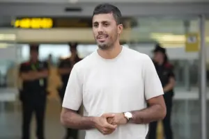 En la foto, El centrocampista español Rodrigo Hernández 'Rodri' este lunes, a su llegada al aeropuerto de Barcelona