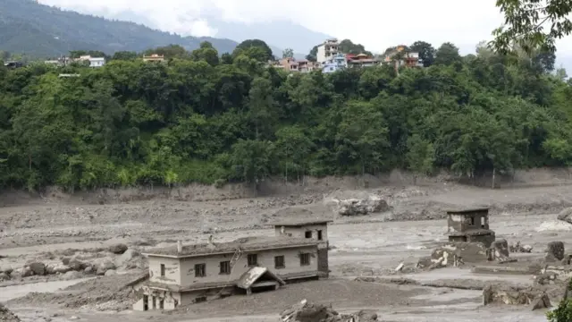Una inmensa riada deja un centenar de víctimas en Nepal y China y casi 900 desaparecidos 1 En la foto, Nepal busca a decenas de desaparecidos tras una violenta riada llegada del Tíbet