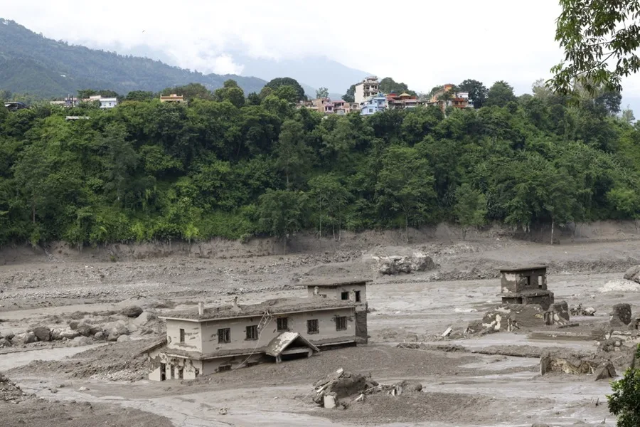 En la foto, Nepal busca a decenas de desaparecidos tras una violenta riada llegada del Tíbet