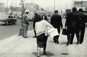 En la foto, la mujer que carga el pequeño féretro de su hija