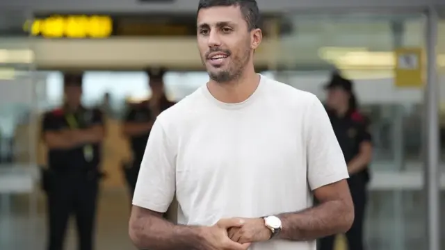 Rodri, a su llegada a Barcelona: «Jugar en el Barça es un sueño» 1 En la foto, El centrocampista español Rodrigo Hernández 'Rodri' este lunes, a su llegada al aeropuerto de Barcelona