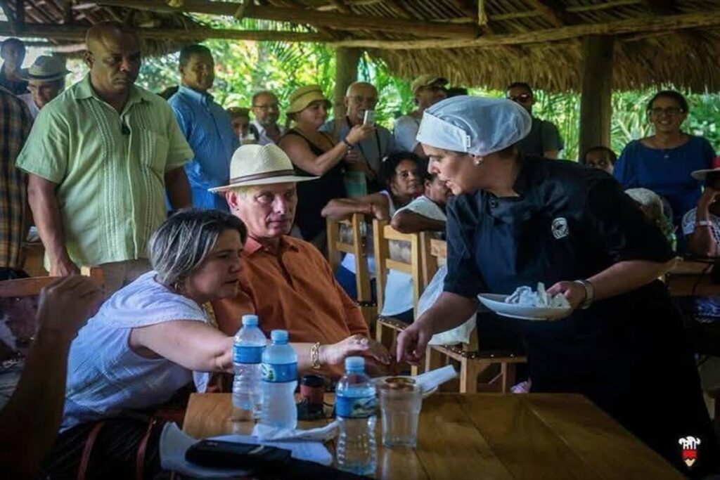 En la foto, el Canelo y la esposa se prestan para el circo