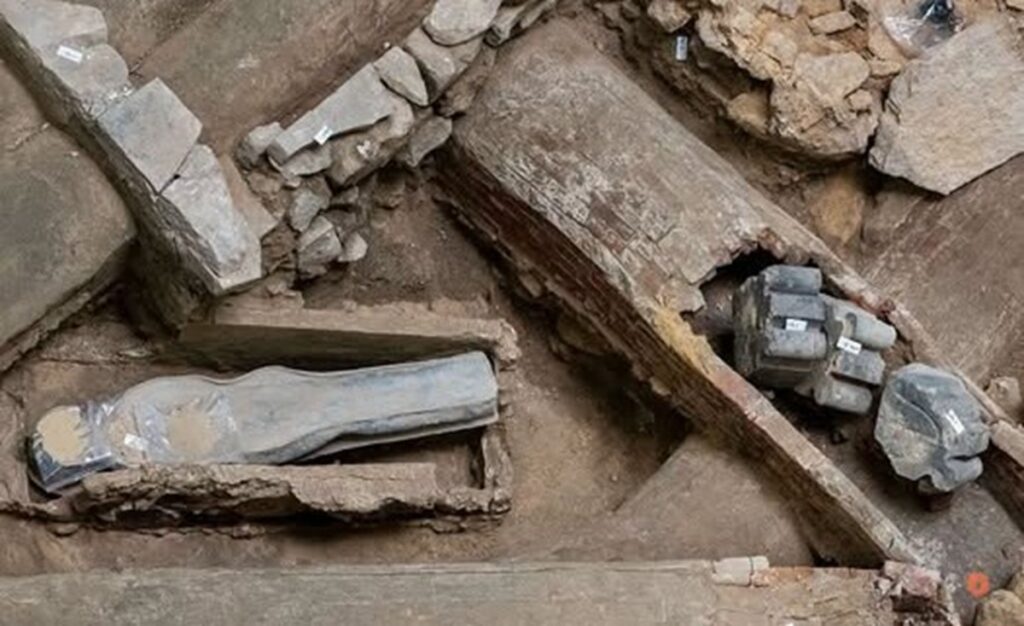 En la foto, sarcófagos encontrados debajo de Notre Dame
