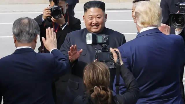 Trump dice que Kim Jong-un respondió a sus comunicaciones y que el intercambio es positivo 1 En la foto, imagen de archivo de un encuentro entre el presidente de Estados Unidos, Donald Trump (d), y el líder de Corea del Norte, Kim Jong-un (c)