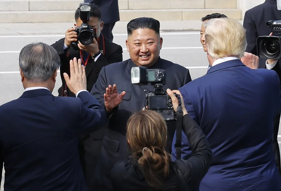 En la foto, imagen de archivo de un encuentro entre el presidente de Estados Unidos, Donald Trump (d), y el líder de Corea del Norte, Kim Jong-un (c)