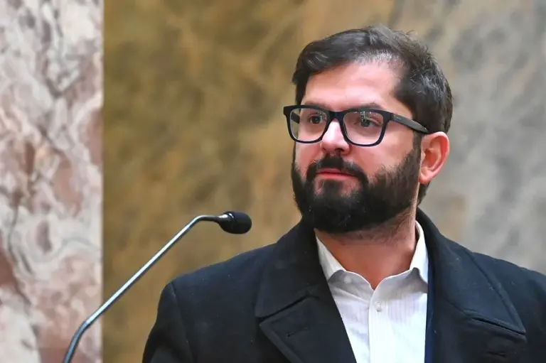 En la foto, El expresidente de Chile Gabriel Boric durante la apertura del tercer Congreso Panamericano este viernes, en el Palacio Legislativo en Montevideo (Uruguay)