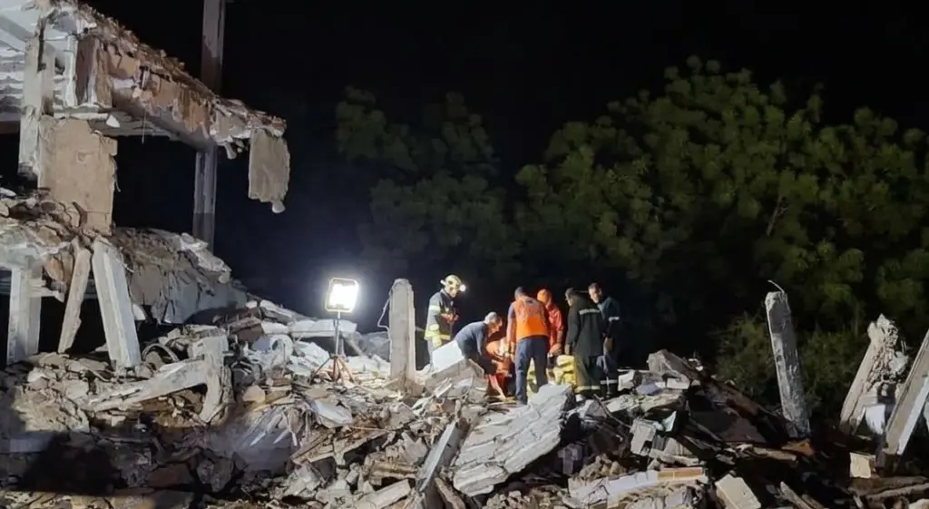 La muerte anunciada en Remedios 2 En la foto, labores de rescate en la escuela derrumbada en Remedios