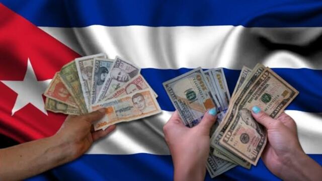 En la foto, dos manos ante una bandera cubana, con pesos y dólares