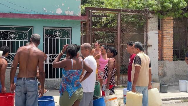 En la foto, cubanos haciendo colas para agua