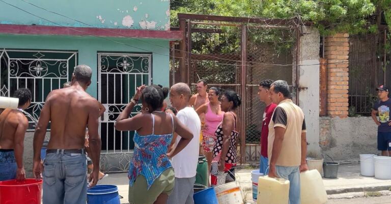 ¿Y en Miramar también falta el agua? 1 En la foto, cubanos haciendo colas para agua