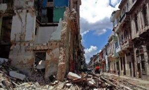 En la foto, La Habana cayénsose a pedazos