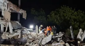 En la foto, labores de rescate en la escuela derrumbada en Remedios