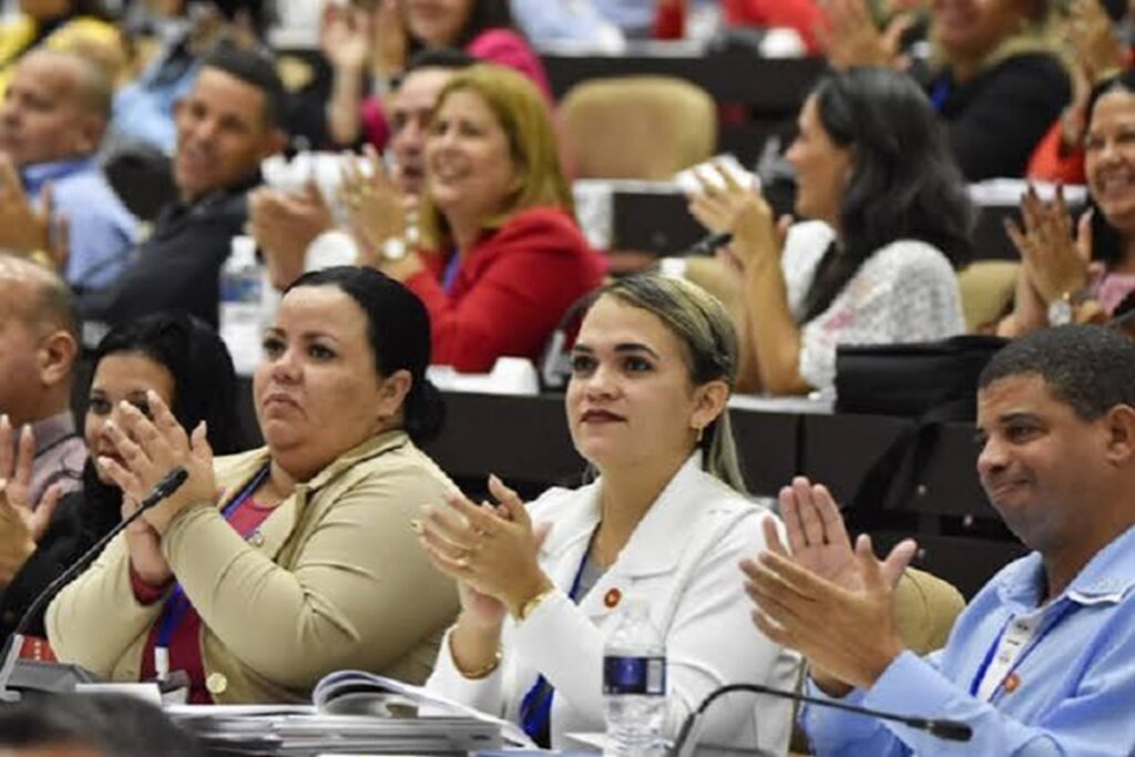 En la foto, diputados cubanos, emocionados, aplaudiendo cualquier cosa