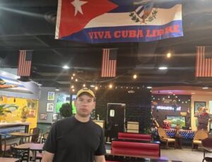 En la foto, ante banderas de Cuba y EEUU