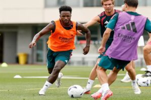 En la foto, Vinícius Jr. en su primer entrenamiento bajo las órdenes de José Mourinho