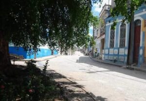 En la foto, una calle desolada en un pueblo de Cuba