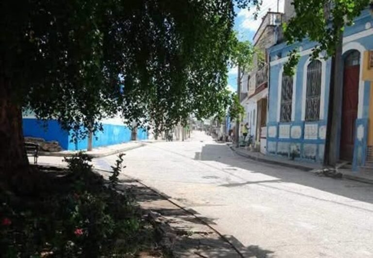 En la foto, una calle desolada en un pueblo de Cuba