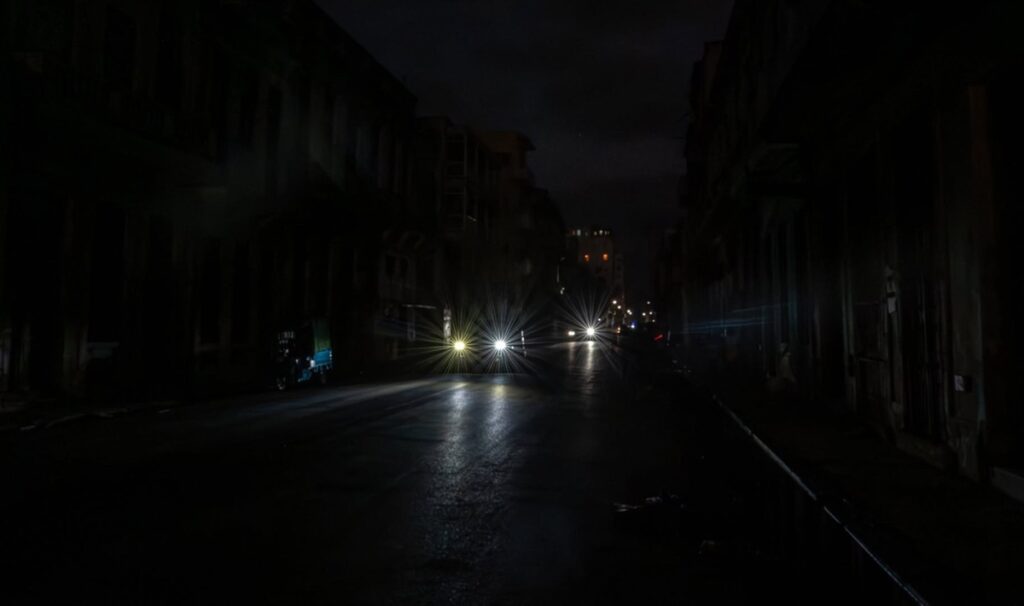 En la foto, La Habana apagada