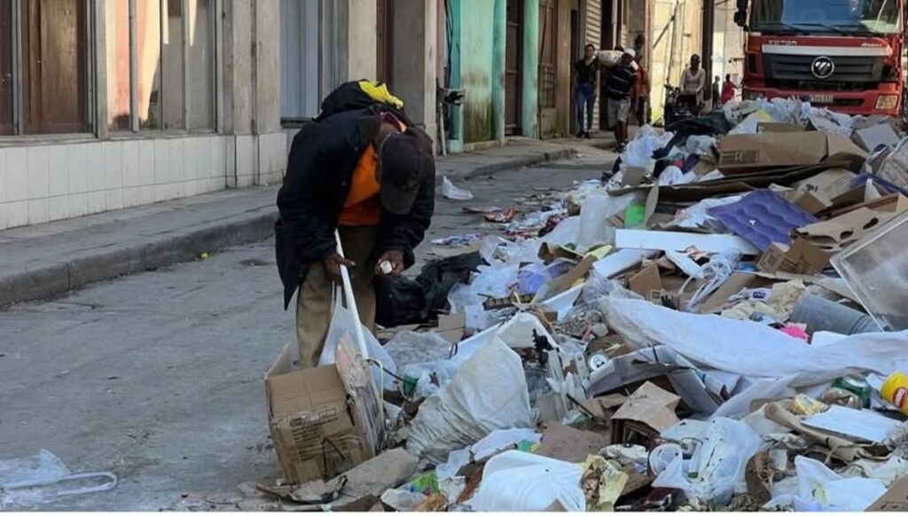 En la foto, una persona en un basurero en Cuba