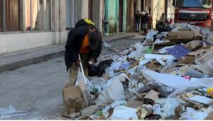 En la foto, una persona en un basurero en Cuba