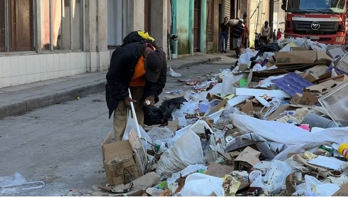 Lo que el castrismo nos robó: la dignidad 1 En la foto, una persona en un basurero en Cuba